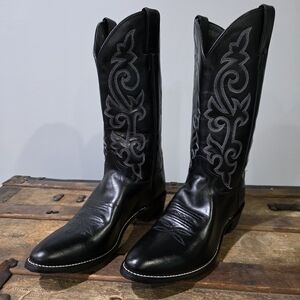 Justin Buck Western Round Toe Embroidered Cowboy Boots w/J-Flex Comfort System.